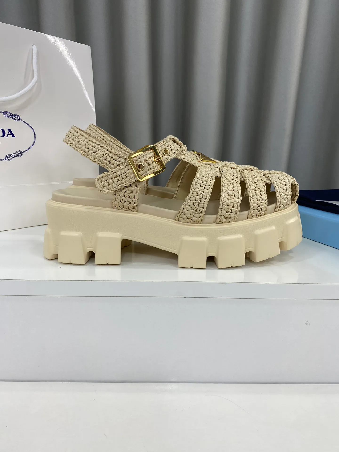 👟👟Ex-factory price 600👟👟 Prada’s latest bamboo cage weaving thick-soled triangle buckle sandals☑️ Latest environmentally friendly PP material, fully handmade crochet, just like knitting sweaters, slow work and meticulous work, retro fashionable thick-soled shoes, with woven uppers, making the whole pair of shoes light and comfortable, bright colors, satisfying a variety of choices for fashionable people with different styles! The iconic metal triangle logo is paired with the shape of ancient beach sandals. Every design element is fashionable! Size: Women's 35-39 (34, 40, custom-made, non-returnable) Full set of counter original packaging